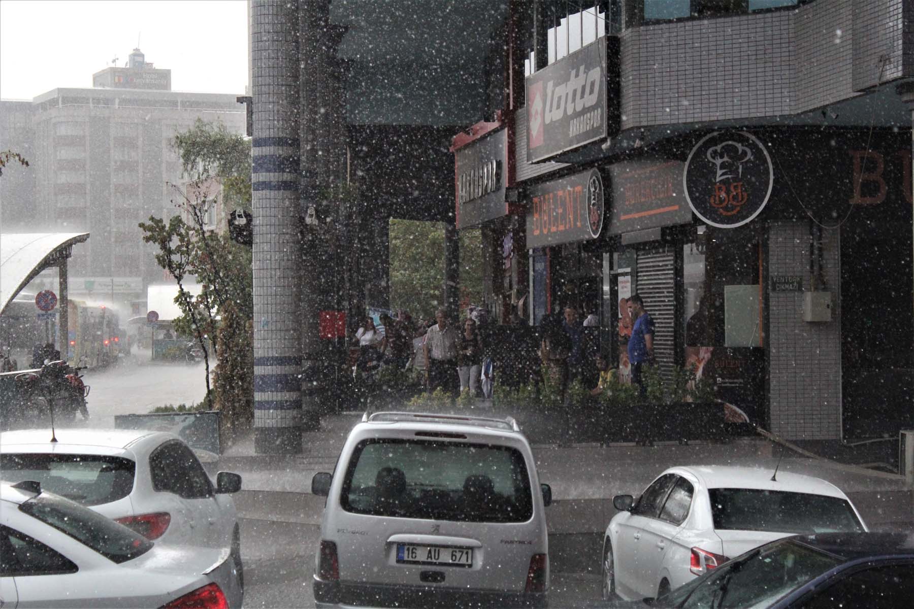 Sanki kış geldi! Sağanak yağış Bursa'yı etkisi altına aldı, yollar göle döndü! Yağmur altında banyo yapan vatandaş gülümsetti!