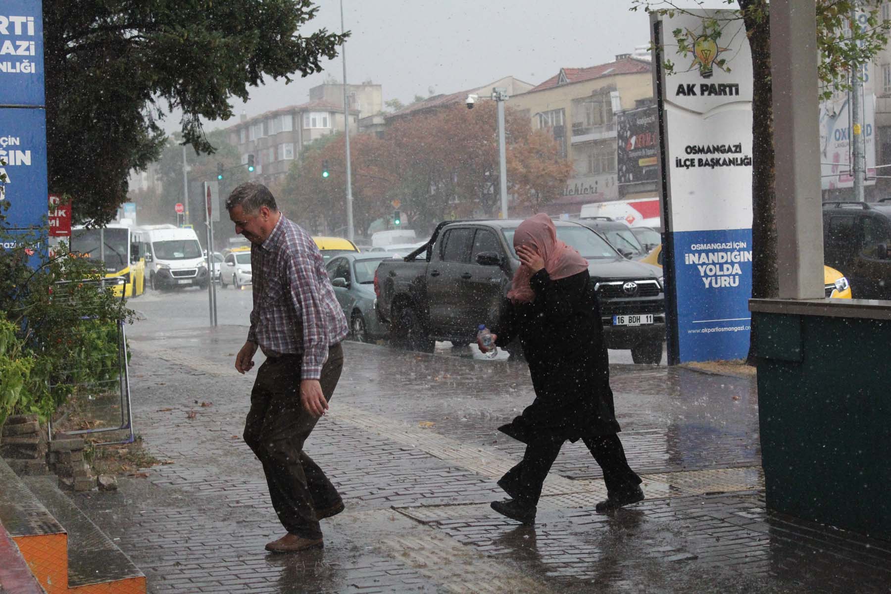 Sanki kış geldi! Sağanak yağış Bursa'yı etkisi altına aldı, yollar göle döndü! Yağmur altında banyo yapan vatandaş gülümsetti!