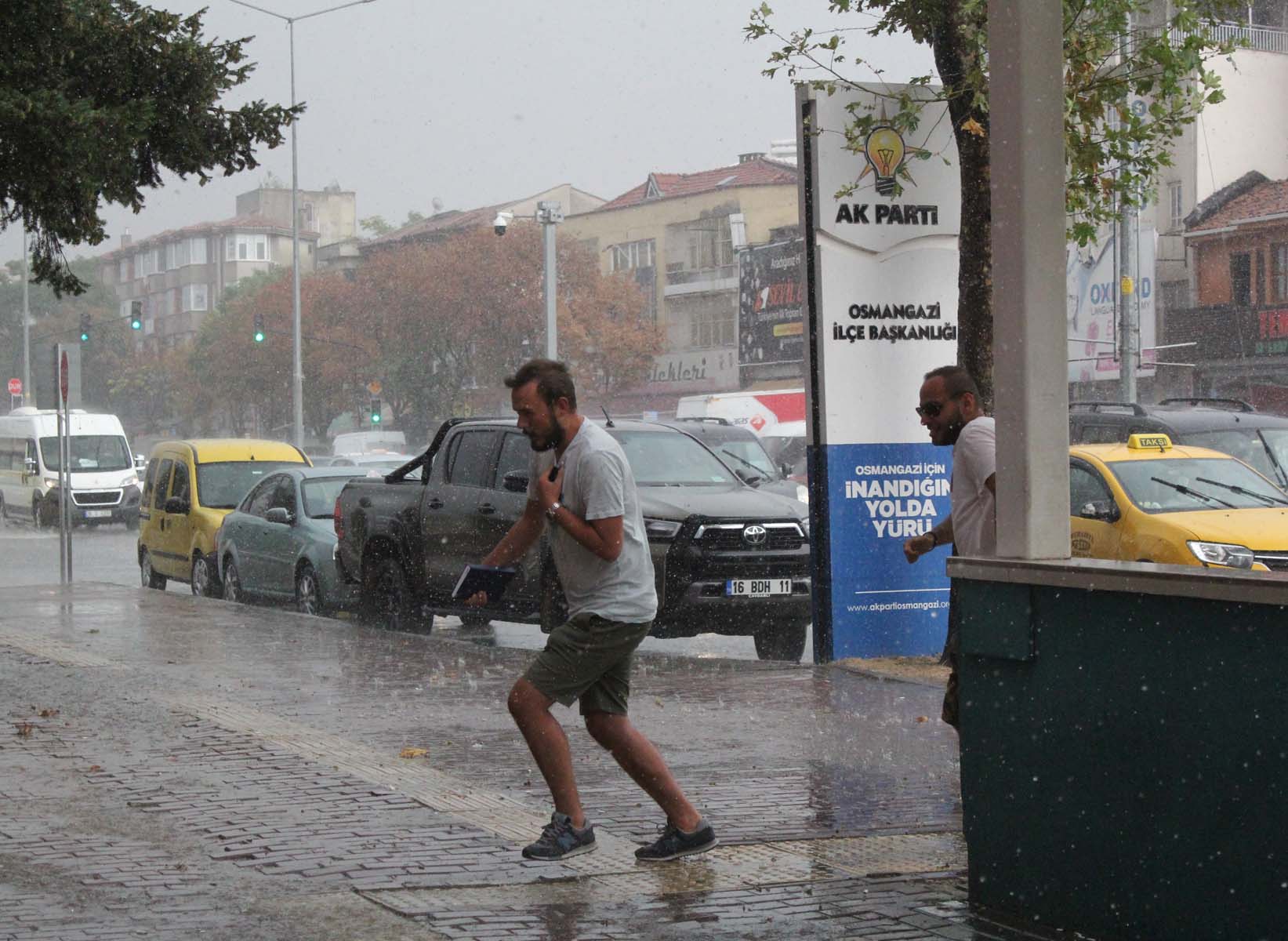 Sanki kış geldi! Sağanak yağış Bursa'yı etkisi altına aldı, yollar göle döndü! Yağmur altında banyo yapan vatandaş gülümsetti!