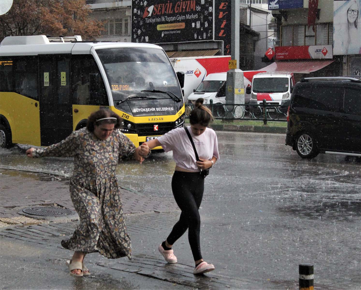 Sanki kış geldi! Sağanak yağış Bursa'yı etkisi altına aldı, yollar göle döndü! Yağmur altında banyo yapan vatandaş gülümsetti!