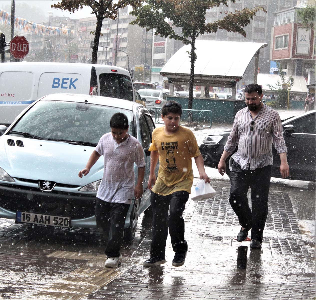 Sanki kış geldi! Sağanak yağış Bursa'yı etkisi altına aldı, yollar göle döndü! Yağmur altında banyo yapan vatandaş gülümsetti!