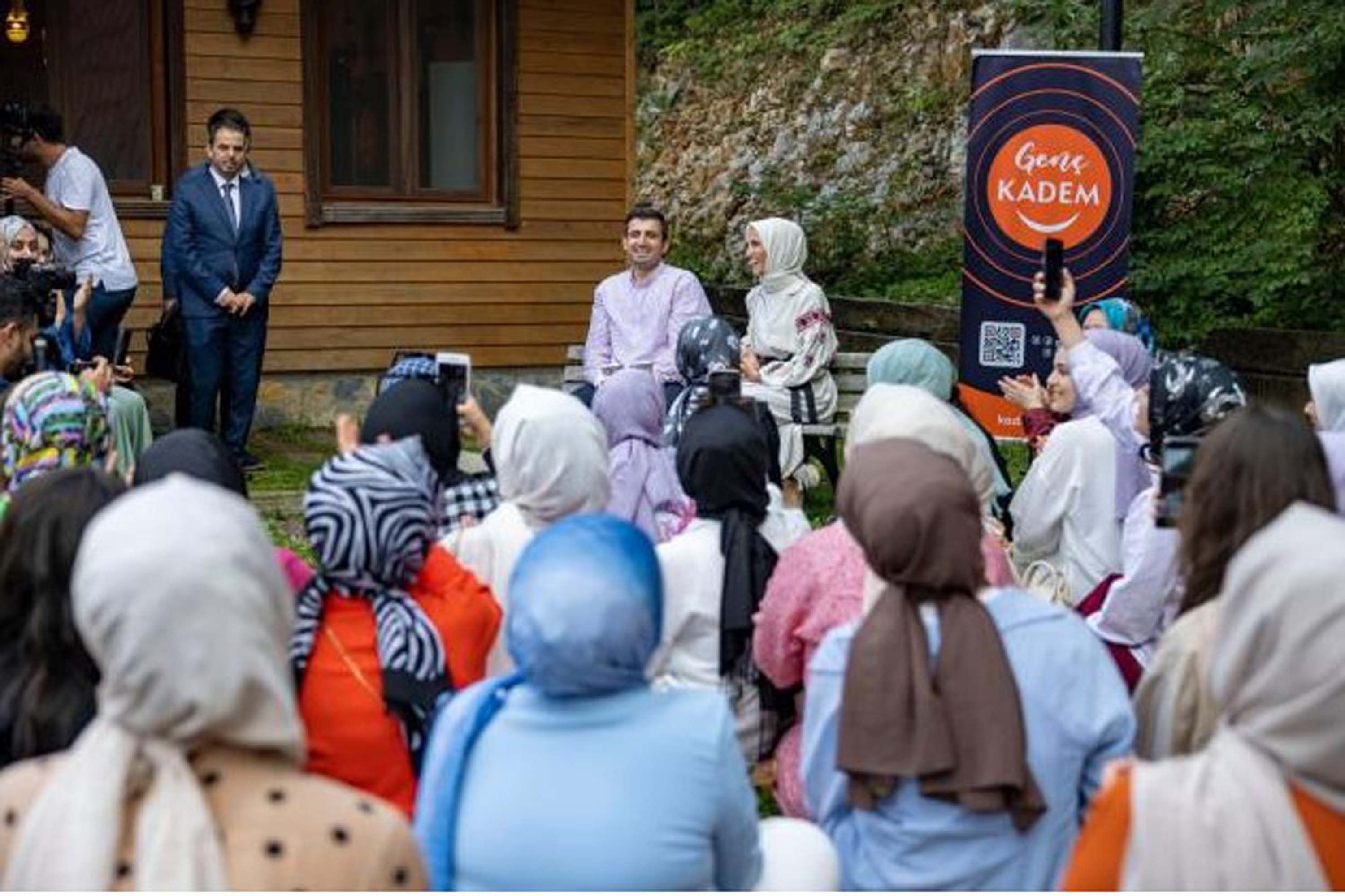 Selçuk Bayraktar ve Sümeyye Erdoğan'ın romantik anları! Herkese SİHA, sana çiçek...
