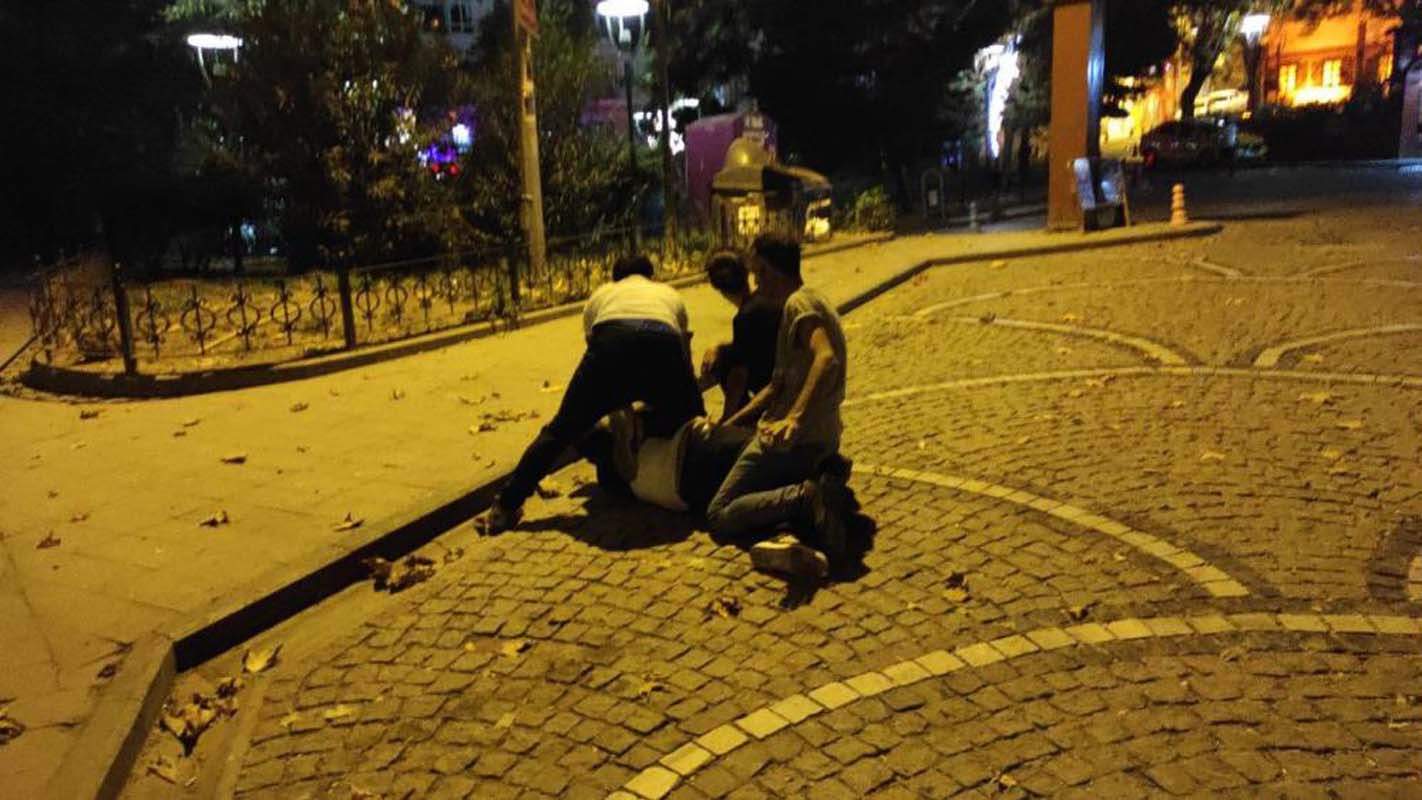 Genç kadını darp ettiği iddia edilen adama İzmit esnafı acımadı! Yaka paça yakaladılar!