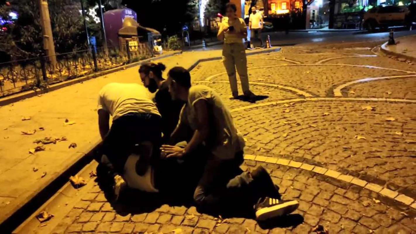  Genç kadını darp ettiği iddia edilen adama İzmit esnafı acımadı! Yaka paça yakaladılar!