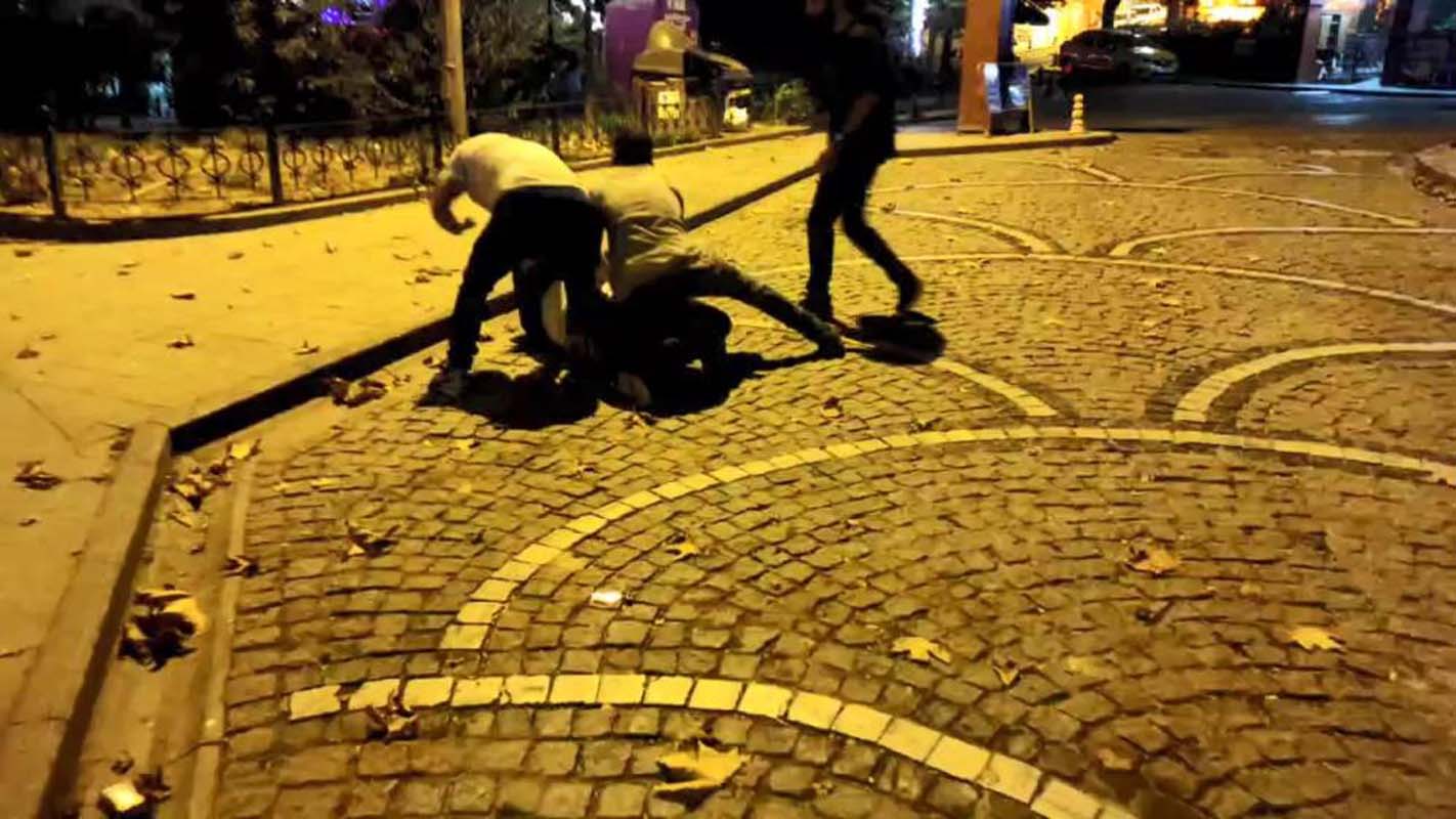  Genç kadını darp ettiği iddia edilen adama İzmit esnafı acımadı! Yaka paça yakaladılar!