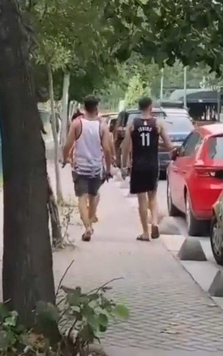 Yabancı uyruklu kişilerin kılıçla gezdiği iddia edilmişti! Bakanlık Sözcüsü Çataklı açıkladı! İşte olayın aslı.. 