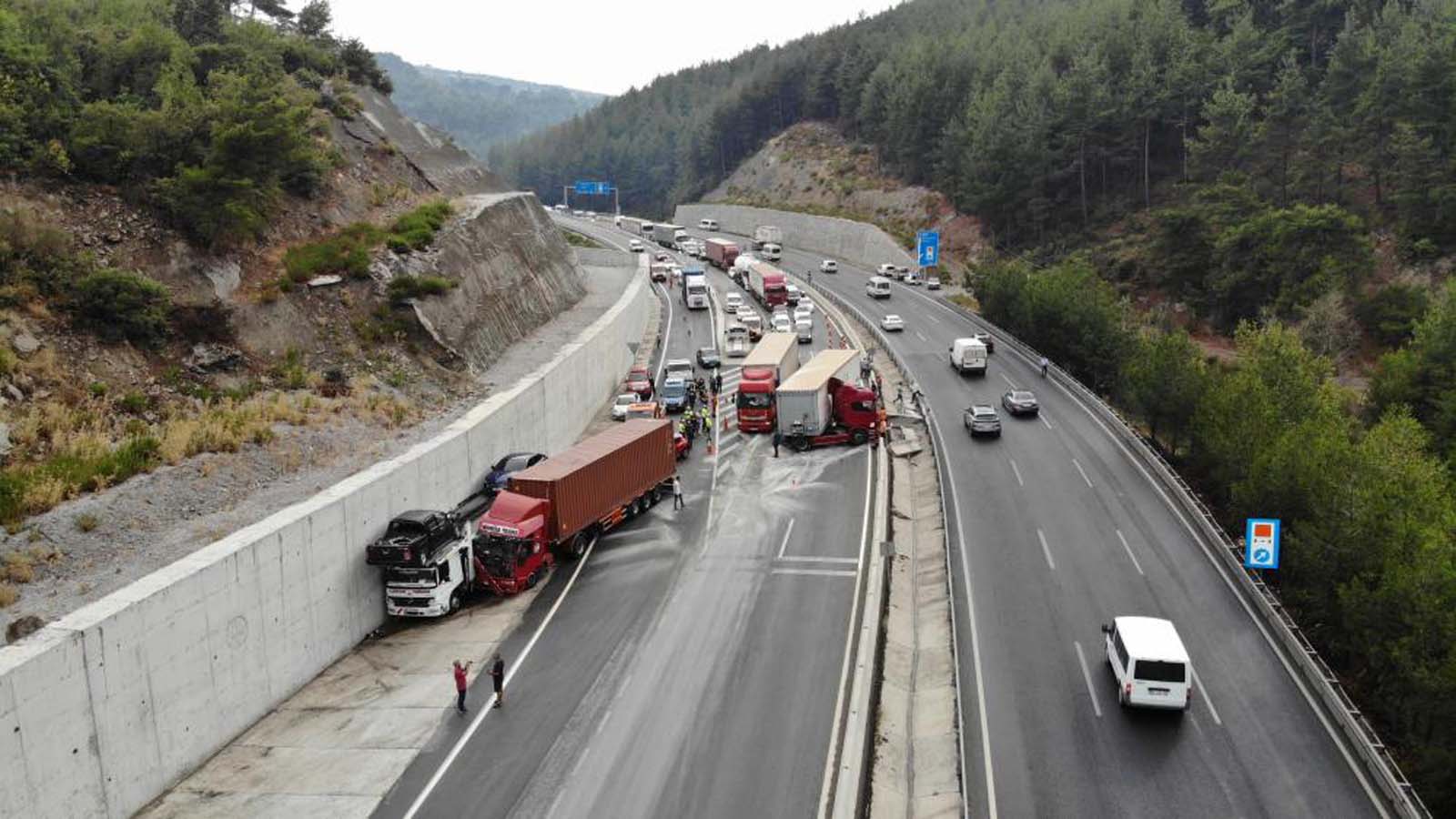 Manisa'da zincirleme kaza! 7 araç birbirine girdi: Yaralılar var