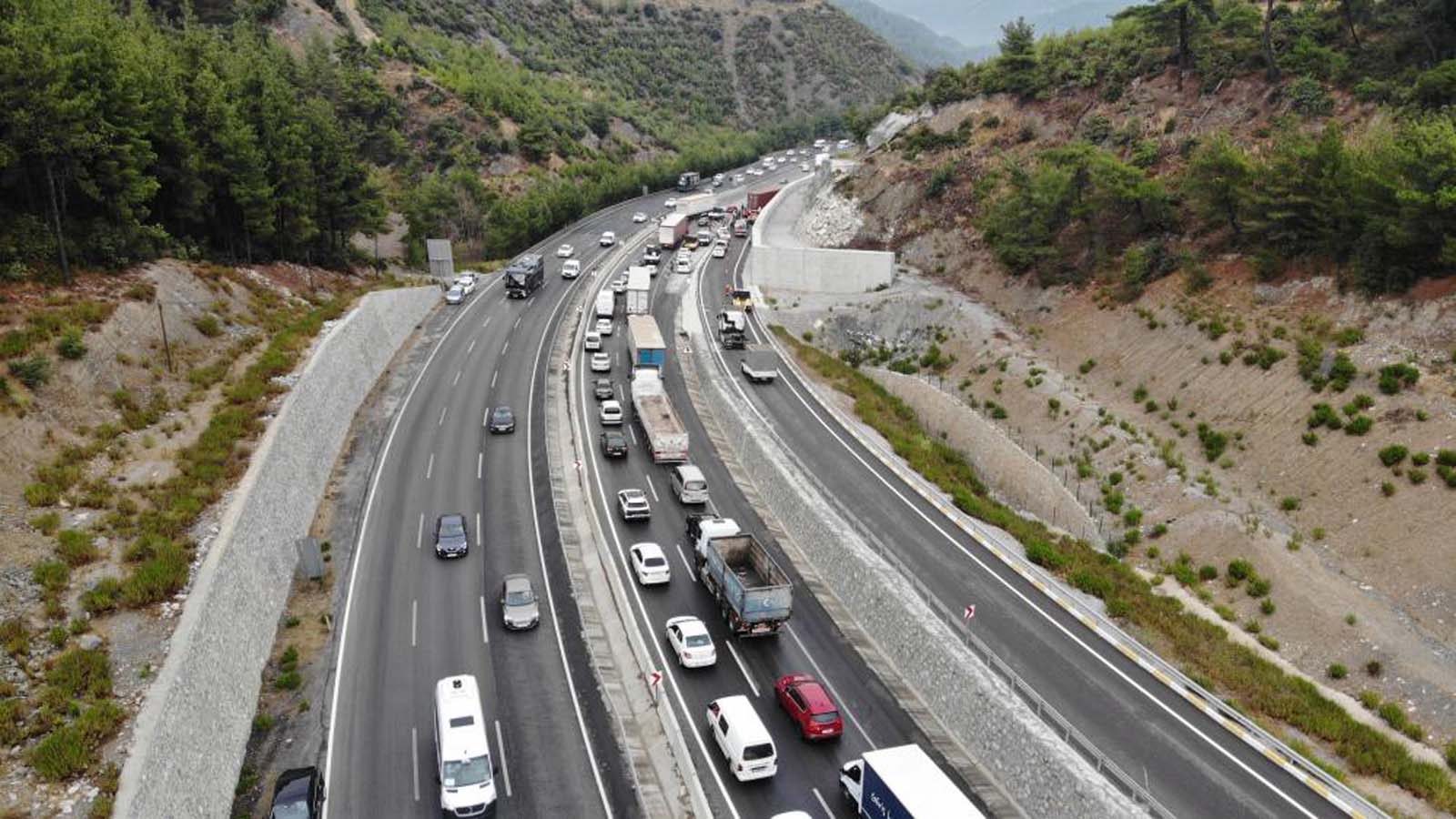 Manisa'da zincirleme kaza! 7 araç birbirine girdi: Yaralılar var