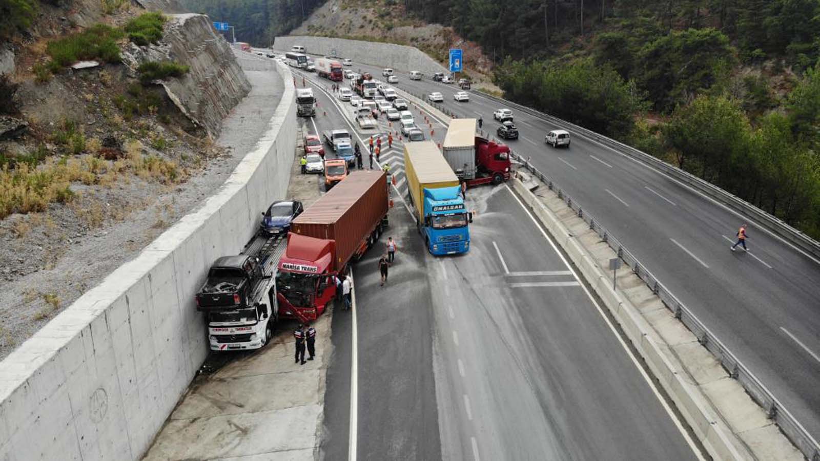 Manisa'da zincirleme kaza! 7 araç birbirine girdi: Yaralılar var