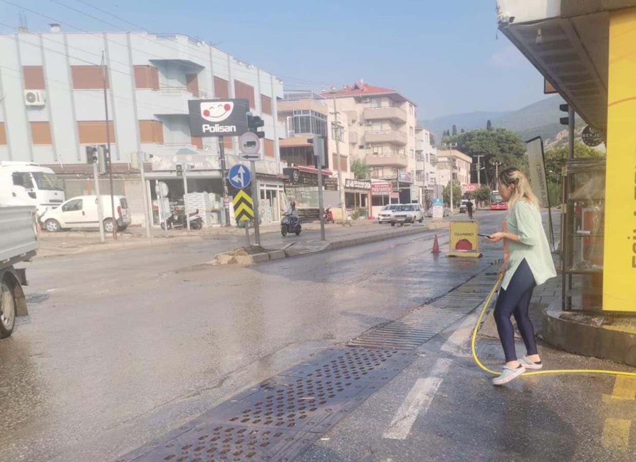 İzmir Bornova'da sağanak yağış hayatı felç etti! Esnaflar CHP'li belediyeye sitem etti! Belediyecilik sahil kesimlerine yatırım yapmakla olmaz