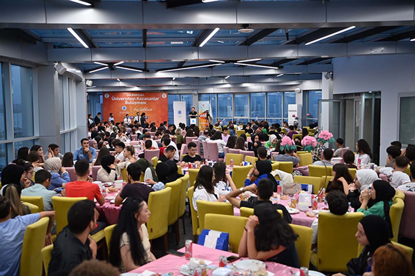 Tuzla Belediye Başkanı Şadi Yazıcı üniversiteye yerleşen gençler ile bir araya geldi!