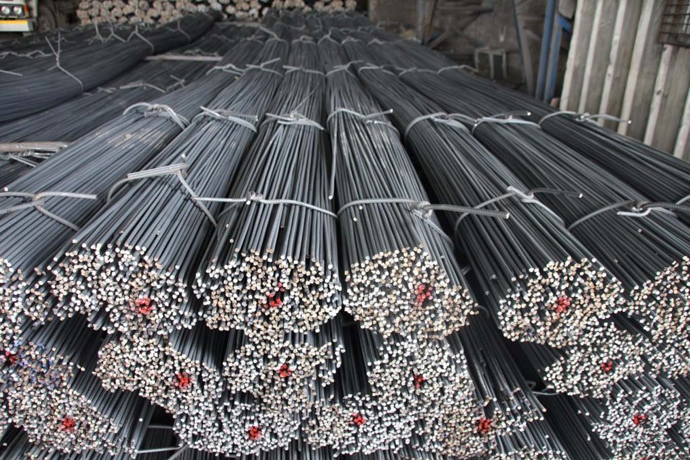 Demir fiyatları yine aldı başını gidiyor! İnşaat yapacak müteahhitler kara kara düşünüyor!