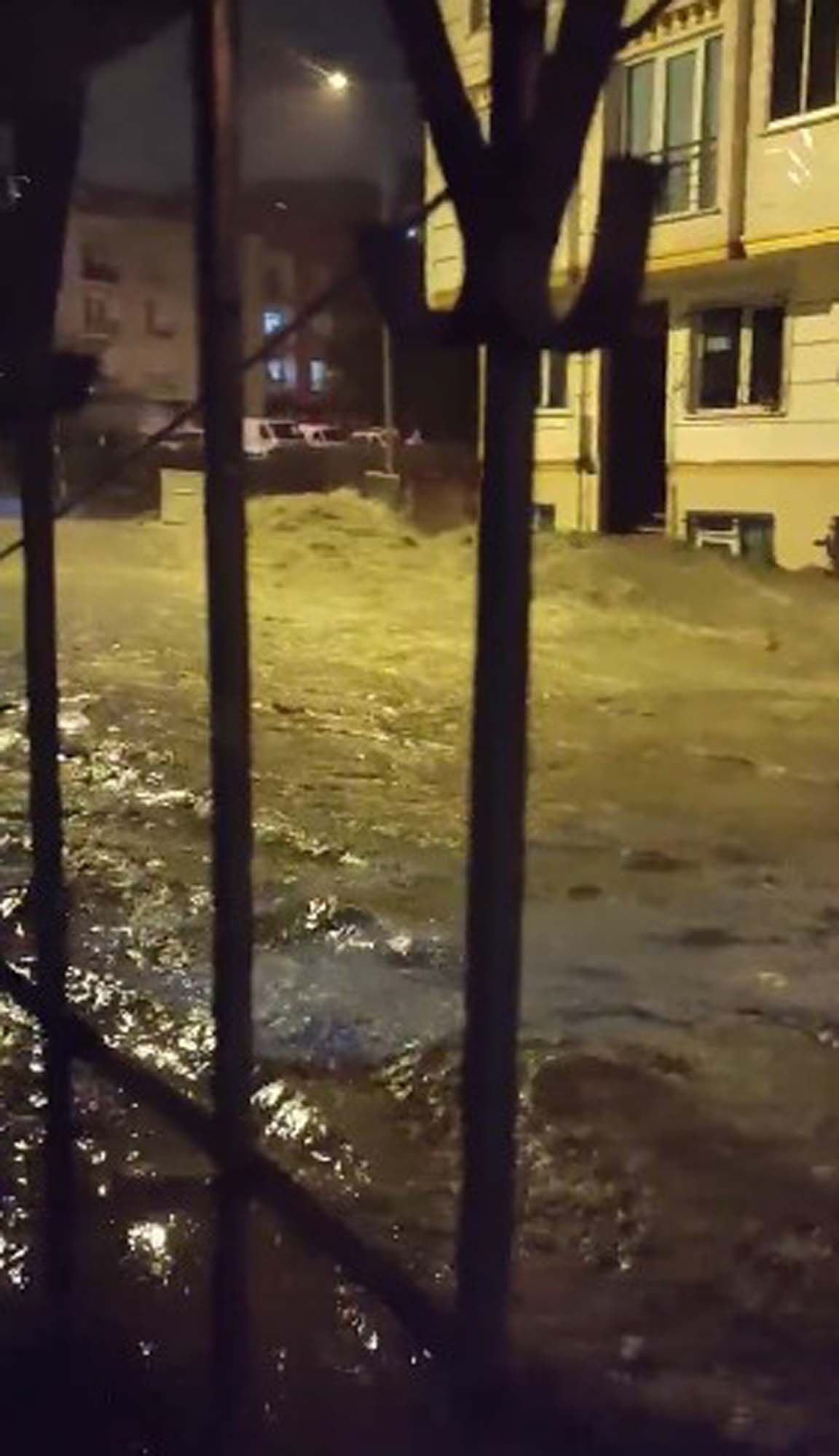 Ekrem İmamoğlu varsa çile var! Yağmur yağdı, İstanbul çamura bulandı! Milletin aklıyla alay etmeye utanmıyor musunuz? 