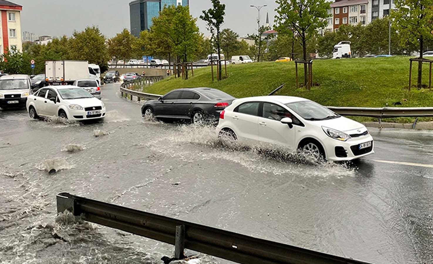 İstanbul'u dolu yağışı vurdu! Sağanak yağış hayatı felç etti