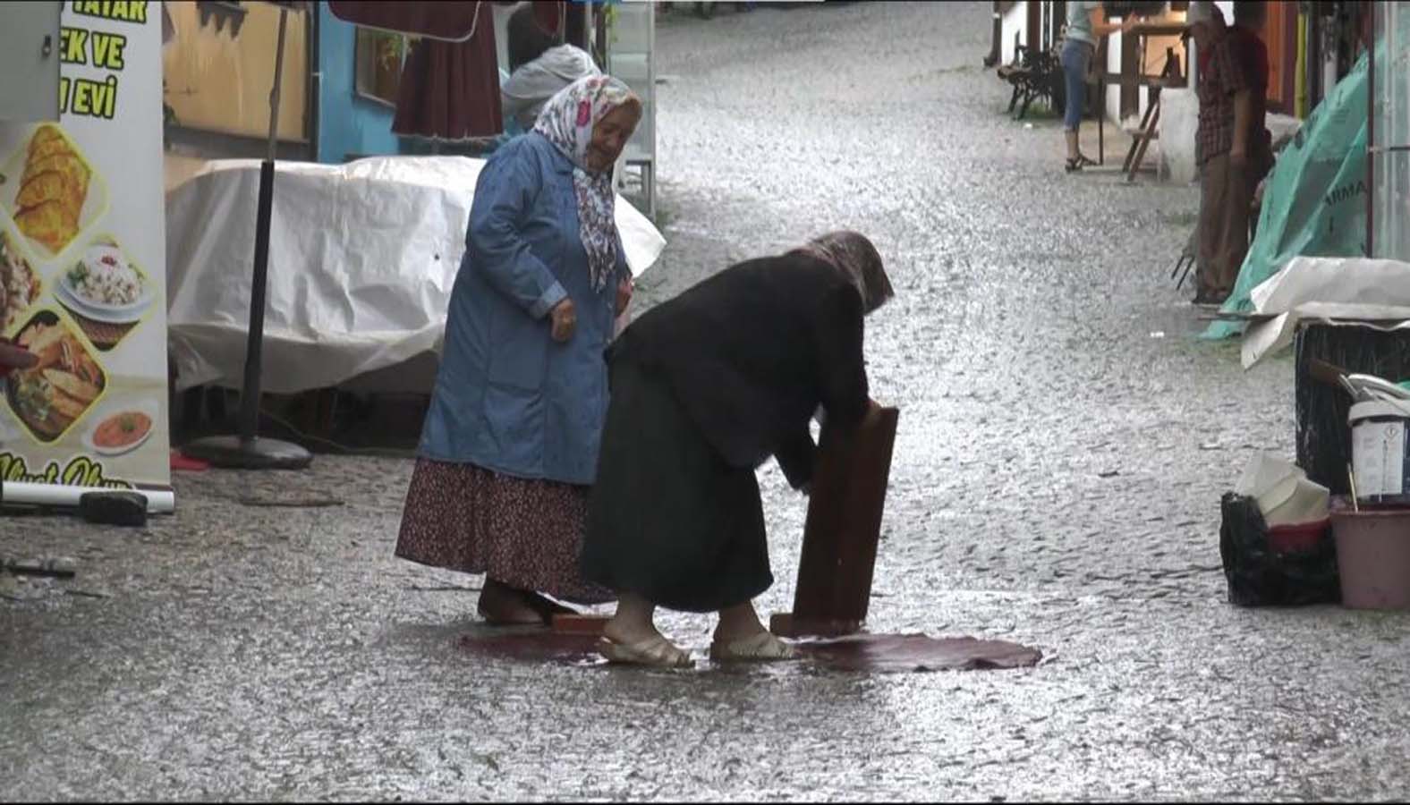 Yurdum insanından güldüren görüntüler! Sağanak yağışı fırsat bilip halı yıkadılar...