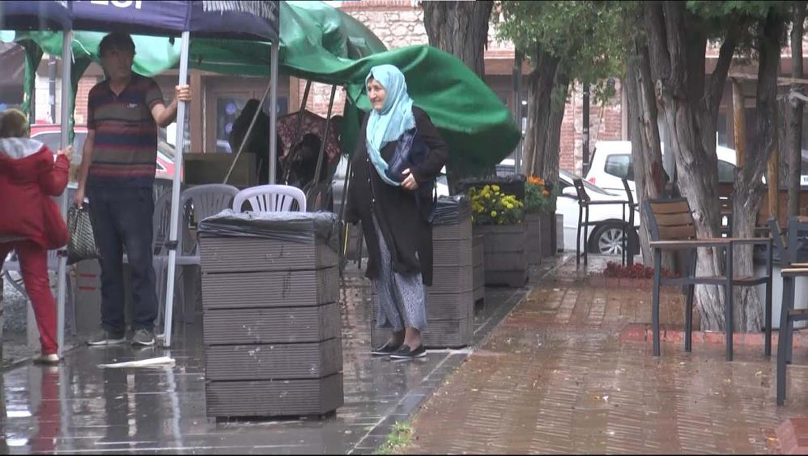 Yurdum insanından güldüren görüntüler! Sağanak yağışı fırsat bilip halı yıkadılar...