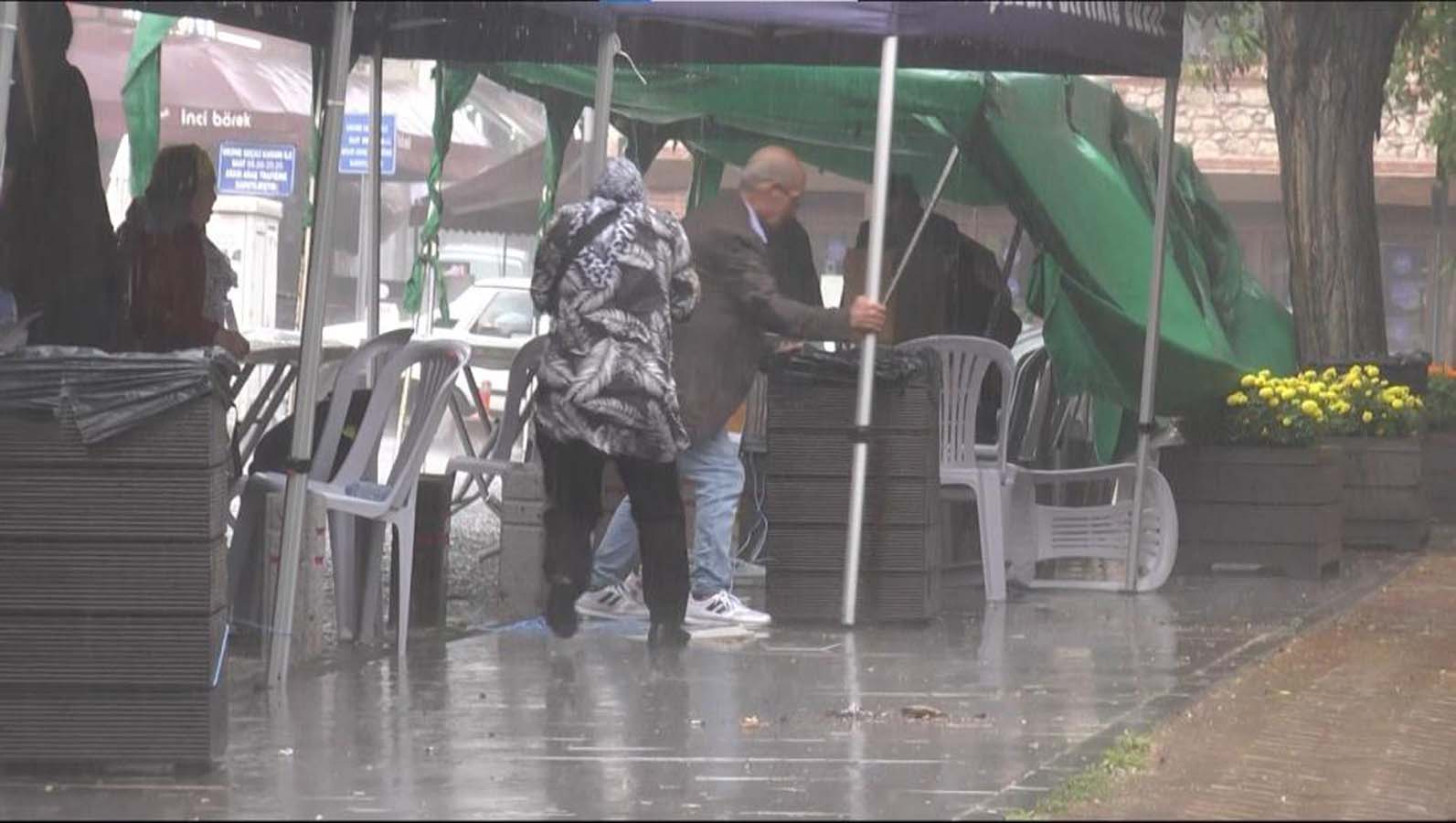 Yurdum insanından güldüren görüntüler! Sağanak yağışı fırsat bilip halı yıkadılar...