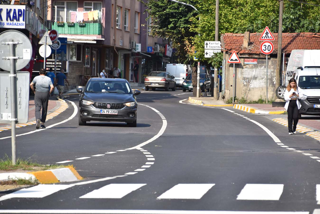 Pendik Belediyesi çevre düzenlemelerine devam ediyor! Süreyyapaşa Caddesi'ndeki yollar ve kaldırımlar yenilendi!
