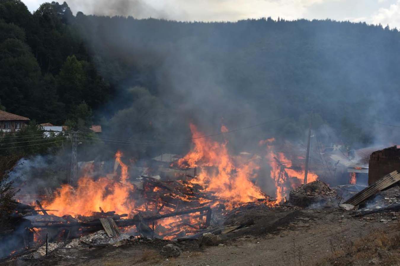 Kastamonu'da soba patladı, yangın çıktı! 10 ev küle döndü