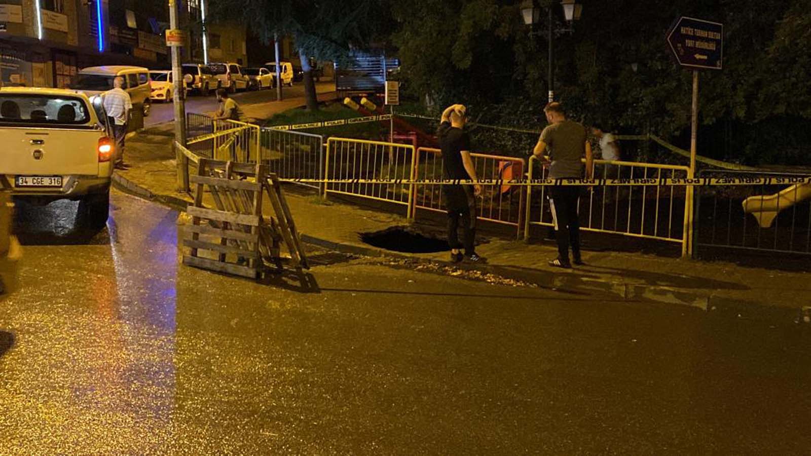 Kaldırımda yürüyen genç bir anda ortadan kayboldu! Yardıma koşan esnaf neye uğradığını şaşırdı!