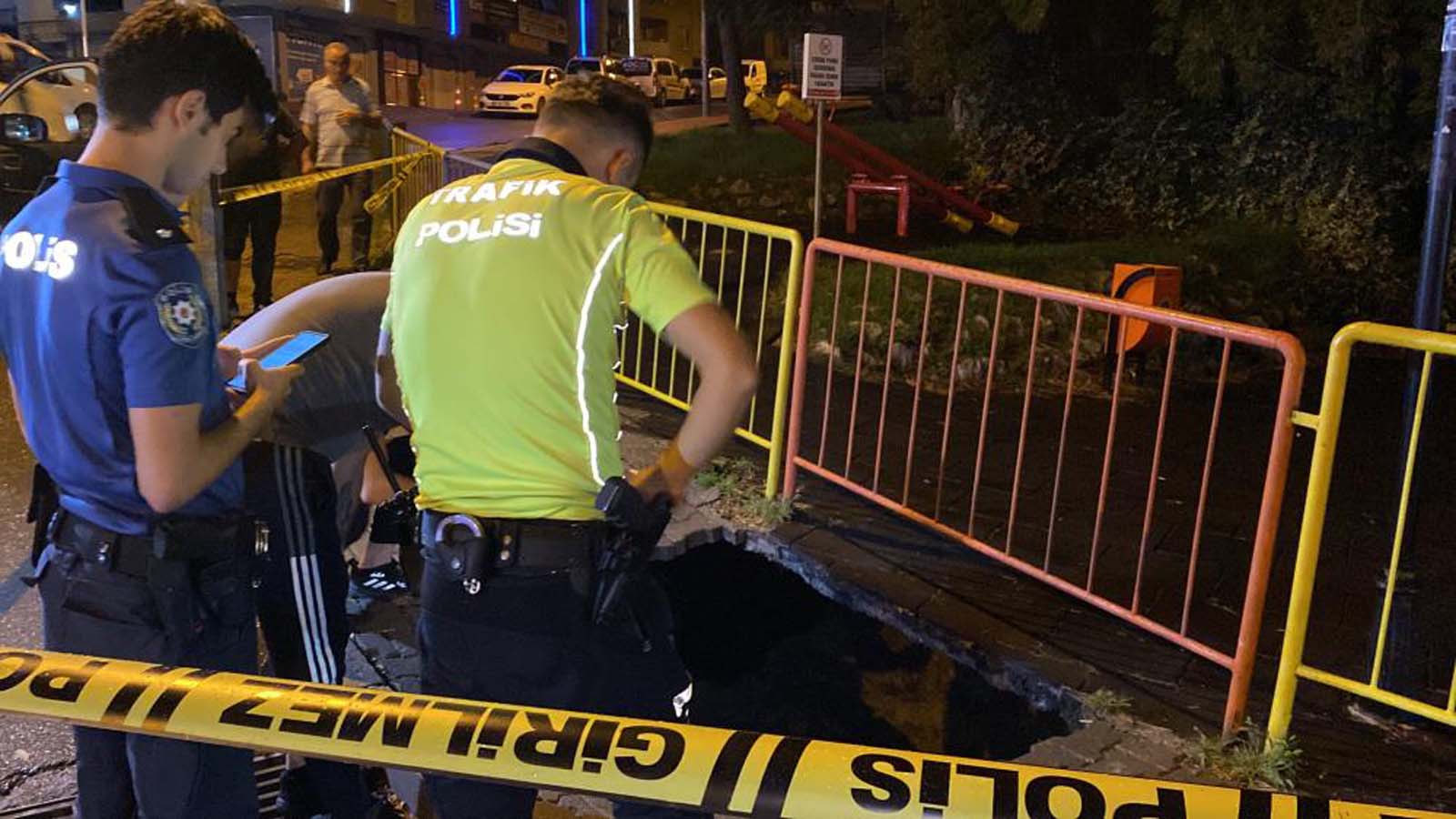 Kaldırımda yürüyen genç bir anda ortadan kayboldu! Yardıma koşan esnaf neye uğradığını şaşırdı!