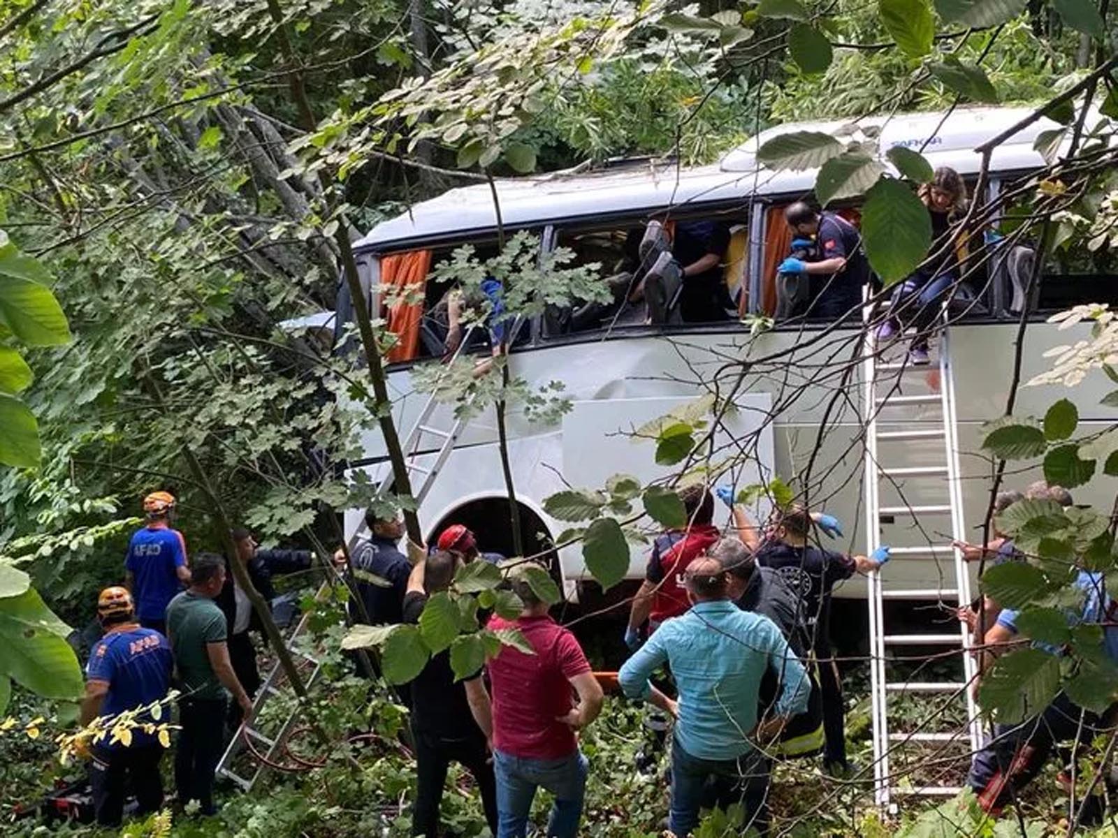 Bursa'da feci kaza! Tur otobüsü şarampole uçtu! Ölü sayısı zaman geçtikçe artıyor!