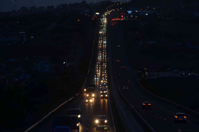 İstanbul'a dönüş, yolculara çile oldu! Yoğunluk sinirleri yay gibi gerdi!