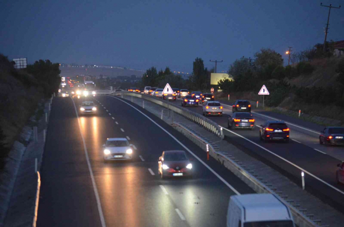 İstanbul'a dönüş, yolculara çile oldu! Yoğunluk sinirleri yay gibi gerdi!