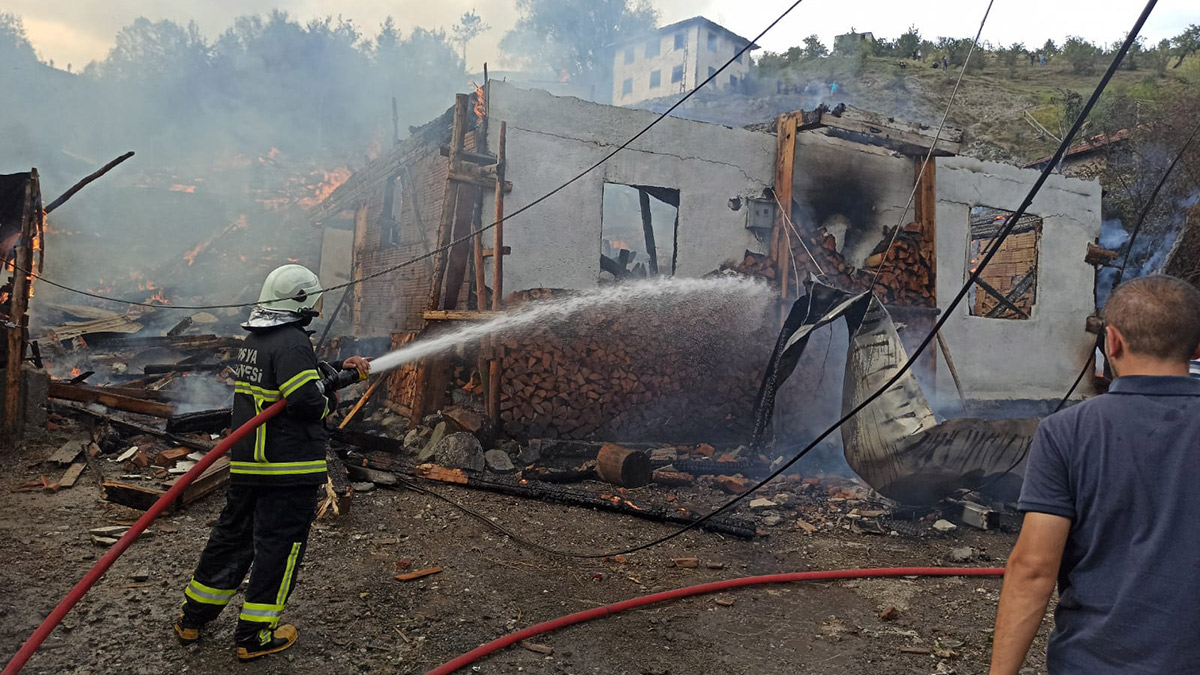 Evi terk eden eşini ikna edemedi! Gözü dönen eş, evi ateşe verdi!