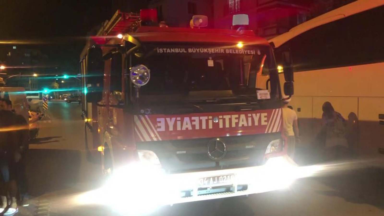 İstanbul Kartal'da alkollü sürücü dehşeti! Yaralılar iş makinesi ile kurtarılmaya çalışıldı!