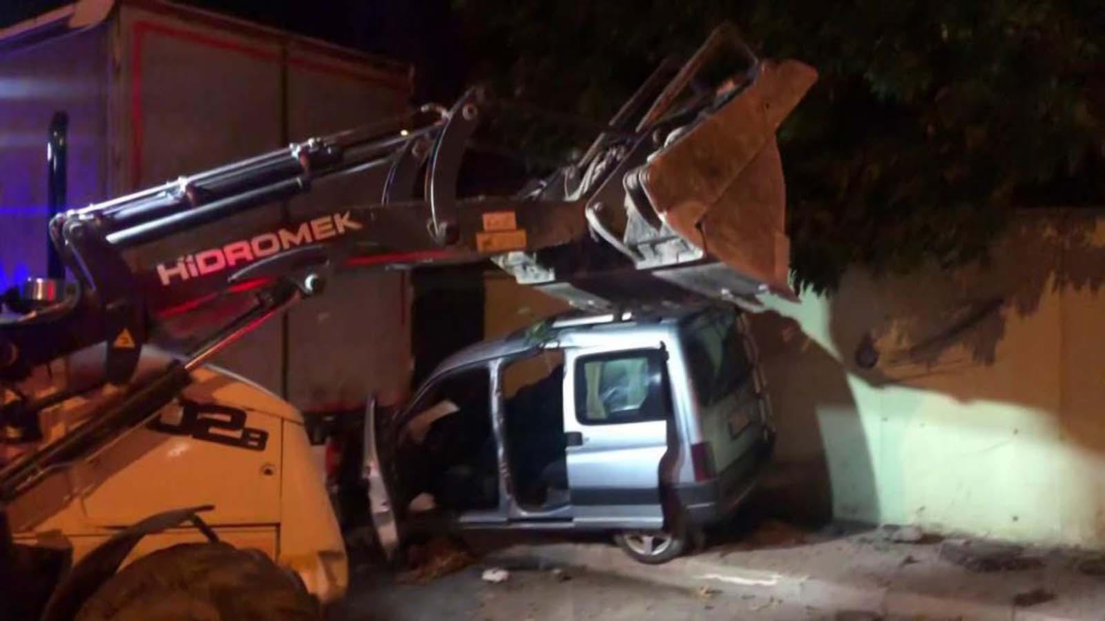 İstanbul Kartal'da alkollü sürücü dehşeti! Yaralılar iş makinesi ile kurtarılmaya çalışıldı!