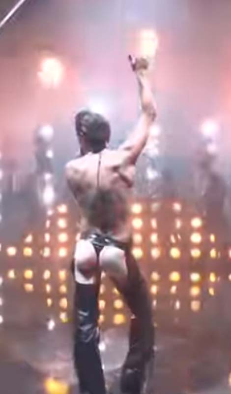 Maneskin grubu ödül gecesine damga vurdu! Biri memesini açtı diğeri tanga pantolon giydi!