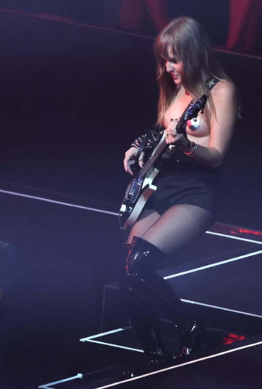 Maneskin grubu ödül gecesine damga vurdu! Biri memesini açtı diğeri tanga pantolon giydi!