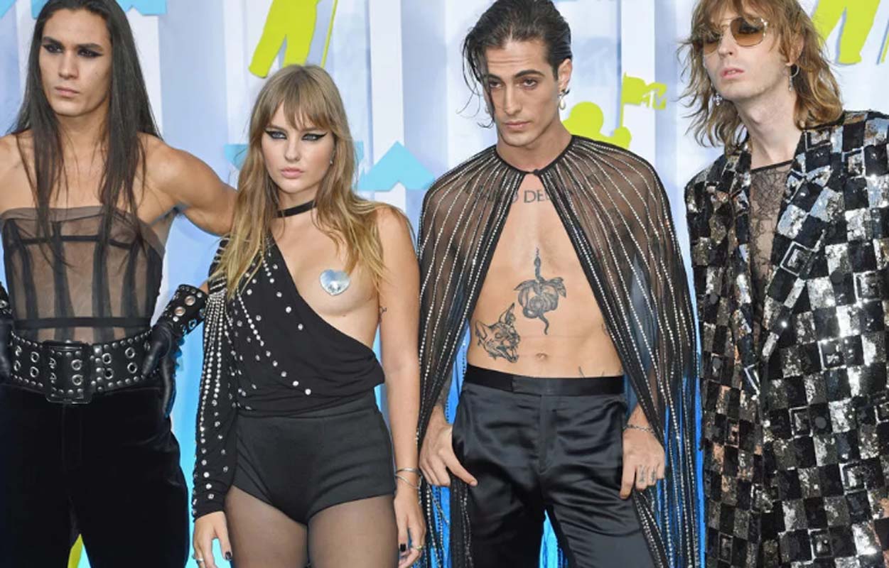 Maneskin grubu ödül gecesine damga vurdu! Biri memesini açtı diğeri tanga pantolon giydi!