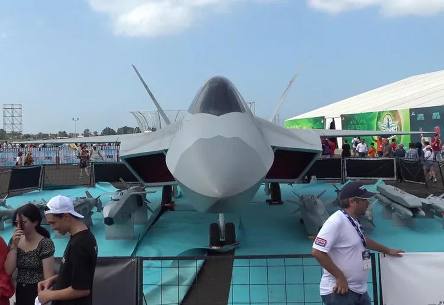 Milli Muharip Uçağı tanıtıldı! F-35 ile yarışabilir durumda!