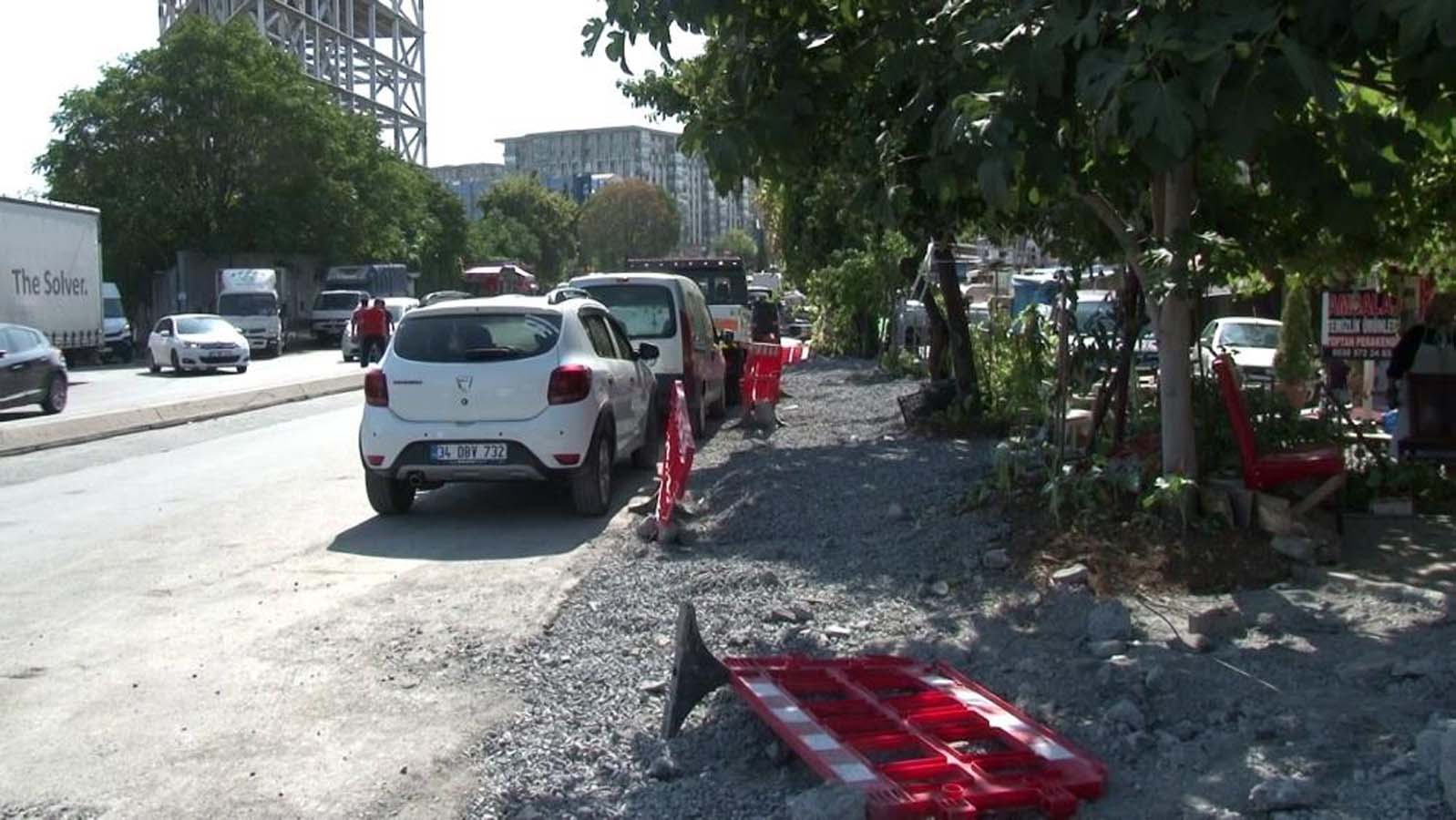 İstanbullunun çilesi bitmiyor! İBB ekipleri sağlam kaldırımı söküp tekrardan yaptı! Vatandaştan tepki gecikmedi!