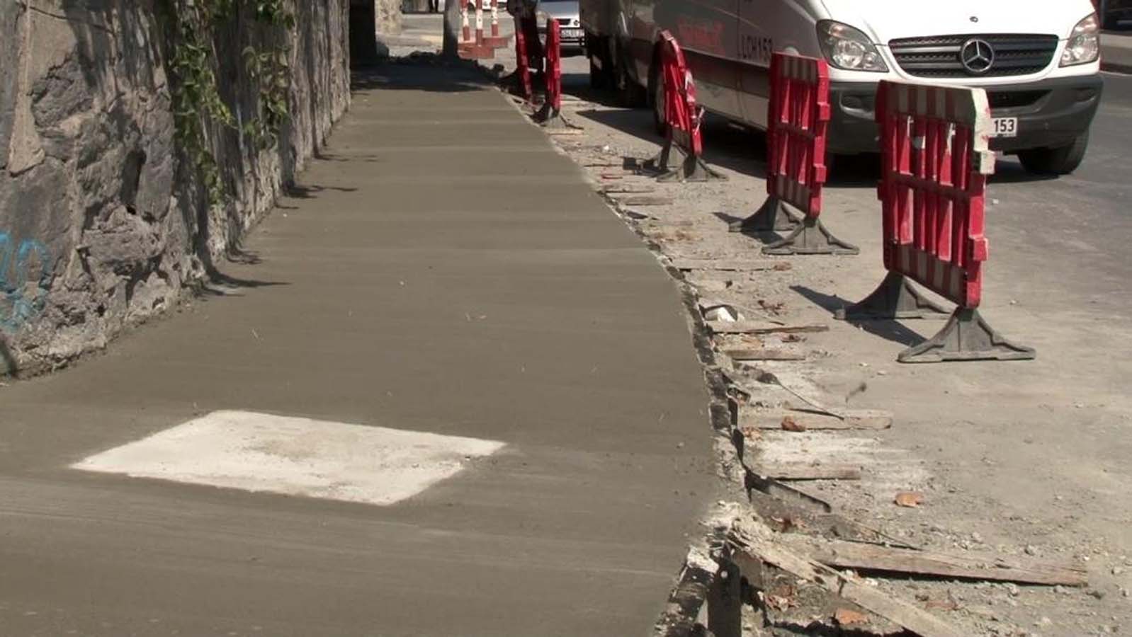 İstanbullunun çilesi bitmiyor! İBB ekipleri sağlam kaldırımı söküp tekrardan yaptı! Vatandaştan tepki gecikmedi!