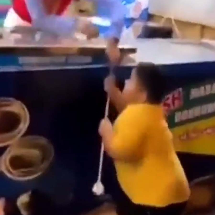 Tüm çocukların intikamı alındı! Maraş dondurmacısı bu sefer istediği şakayı yapamadı! Küçük çocuk zeki hamleleriyle oyunun kazananı oldu!