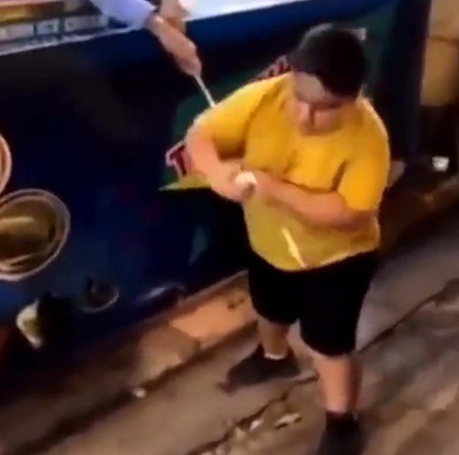 Tüm çocukların intikamı alındı! Maraş dondurmacısı bu sefer istediği şakayı yapamadı! Küçük çocuk zeki hamleleriyle oyunun kazananı oldu!