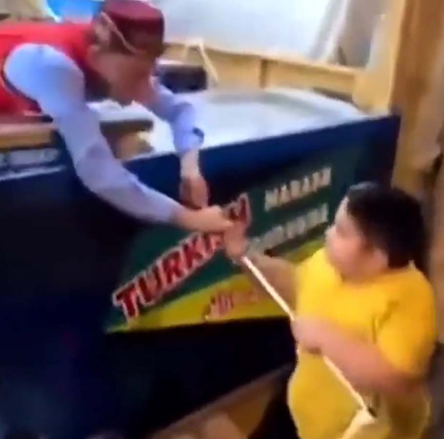 Tüm çocukların intikamı alındı! Maraş dondurmacısı bu sefer istediği şakayı yapamadı! Küçük çocuk zeki hamleleriyle oyunun kazananı oldu!