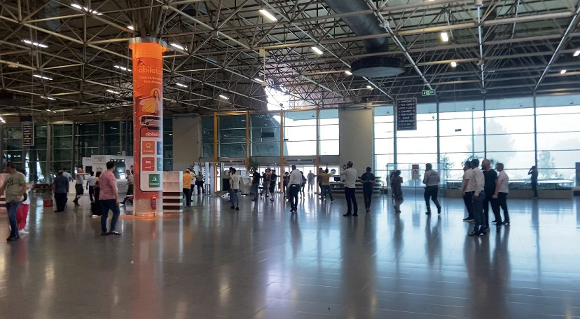 Bursa'da dehşet veren anlar! Otobüs terminaline yıldırım düştü! Çatı çöktü, ağaçlar devrildi...