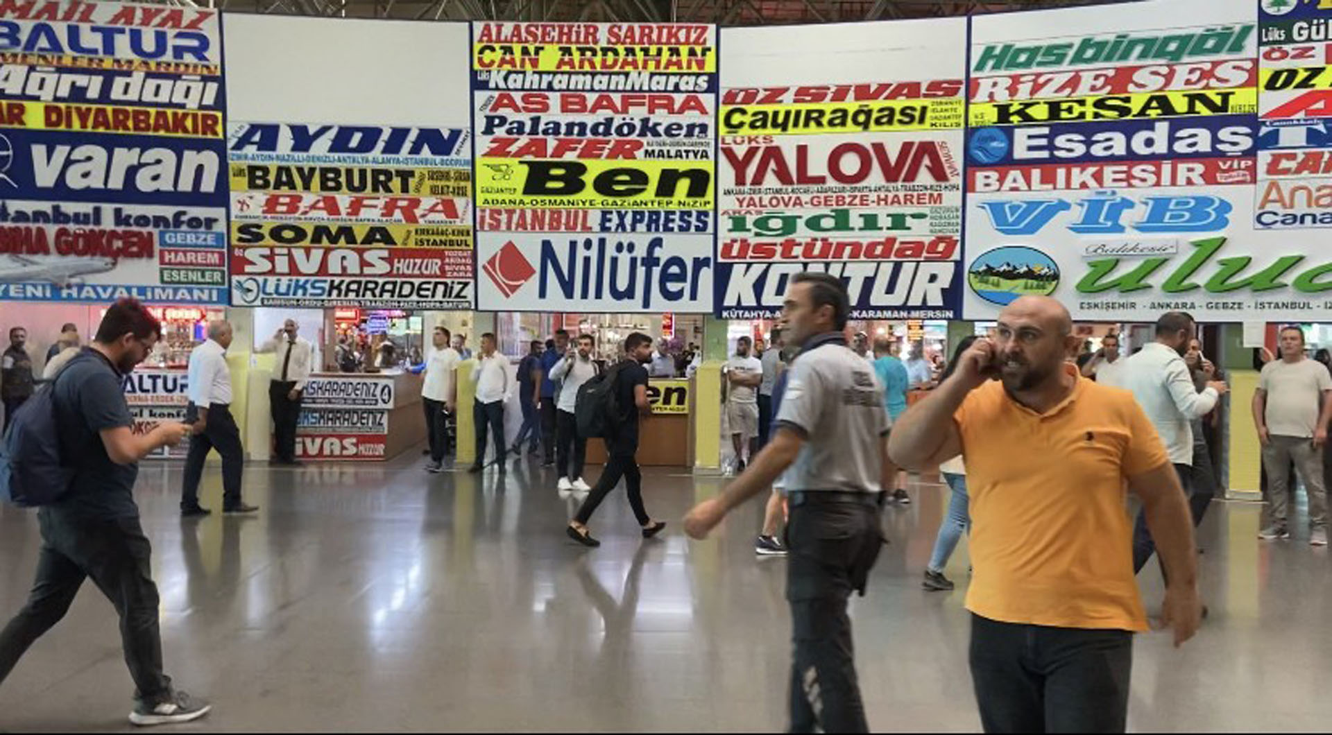 Bursa'da dehşet veren anlar! Otobüs terminaline yıldırım düştü! Çatı çöktü, ağaçlar devrildi...