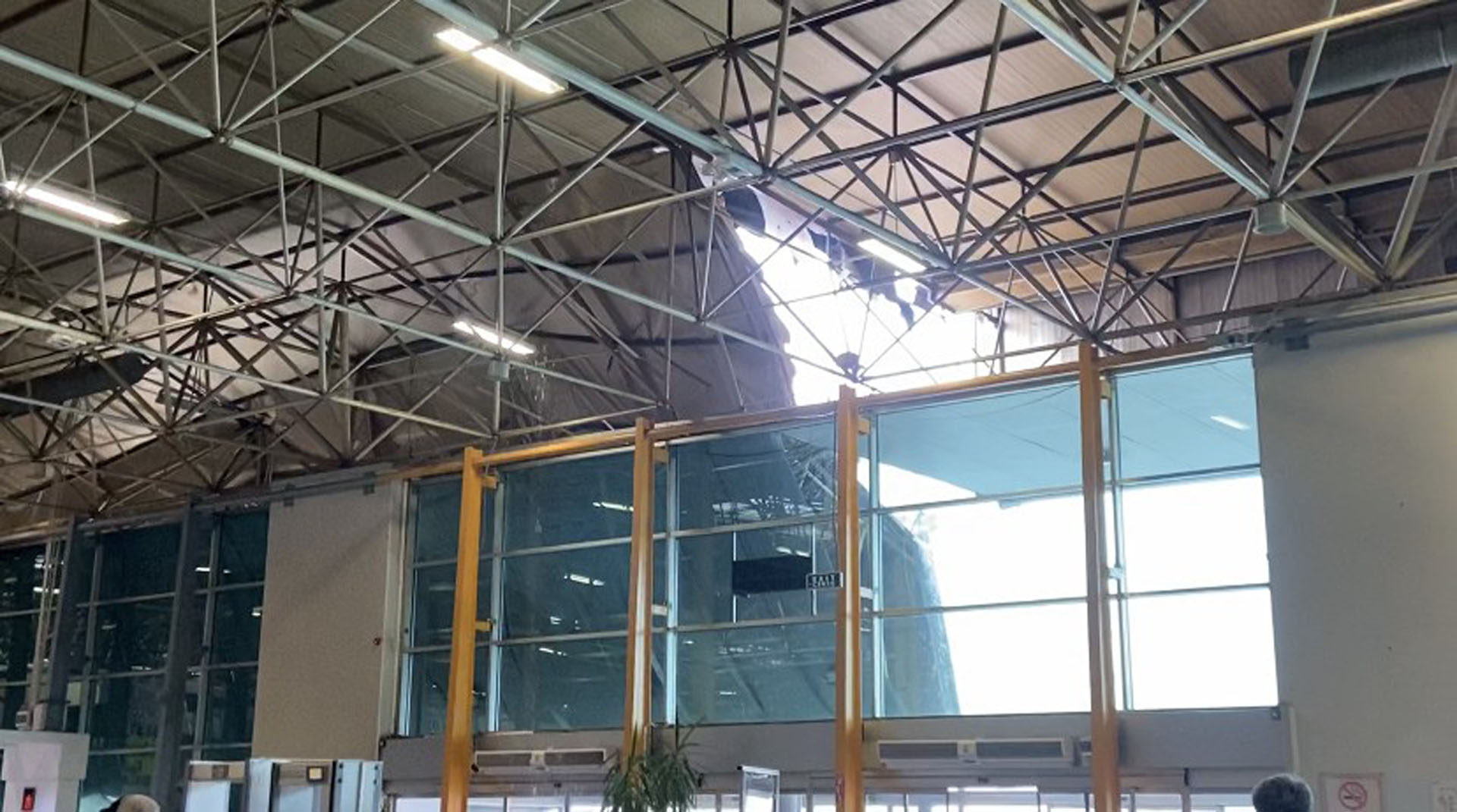 Bursa'da dehşet veren anlar! Otobüs terminaline yıldırım düştü! Çatı çöktü, ağaçlar devrildi...