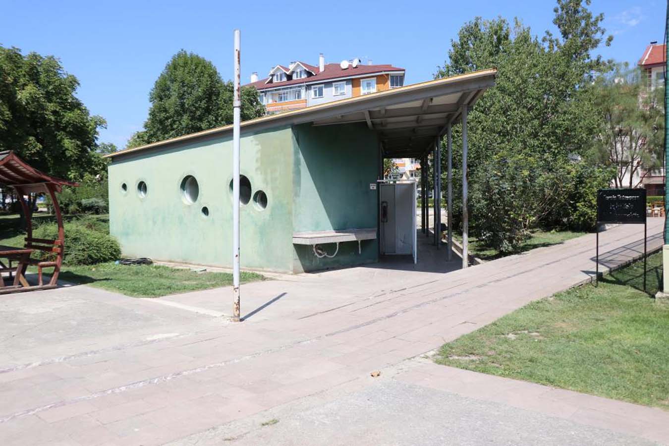 Bolu'daki yaşlı adamın halleri ar namus kalmamış dedirtti! Tuvaletteki çocukları izledi ardından...