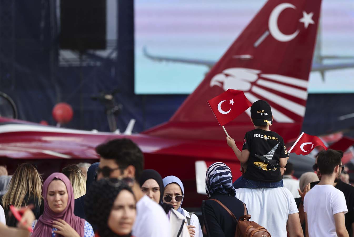 Karar Gazetesi yazarı İbrahim Kahveci dinleyenleri güldürdü! Savunma Sanayii başarılarını Kenan Evren dönemine dayandırdı!