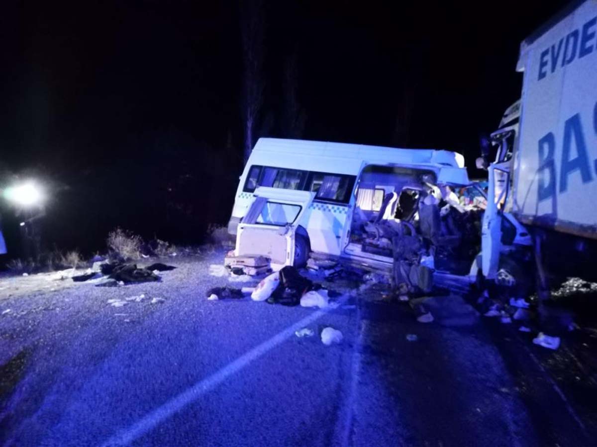 En mutlu günde yürekler yandı! Sivas'ta korkunç kaza: 8 ölü, 9 yaralı!