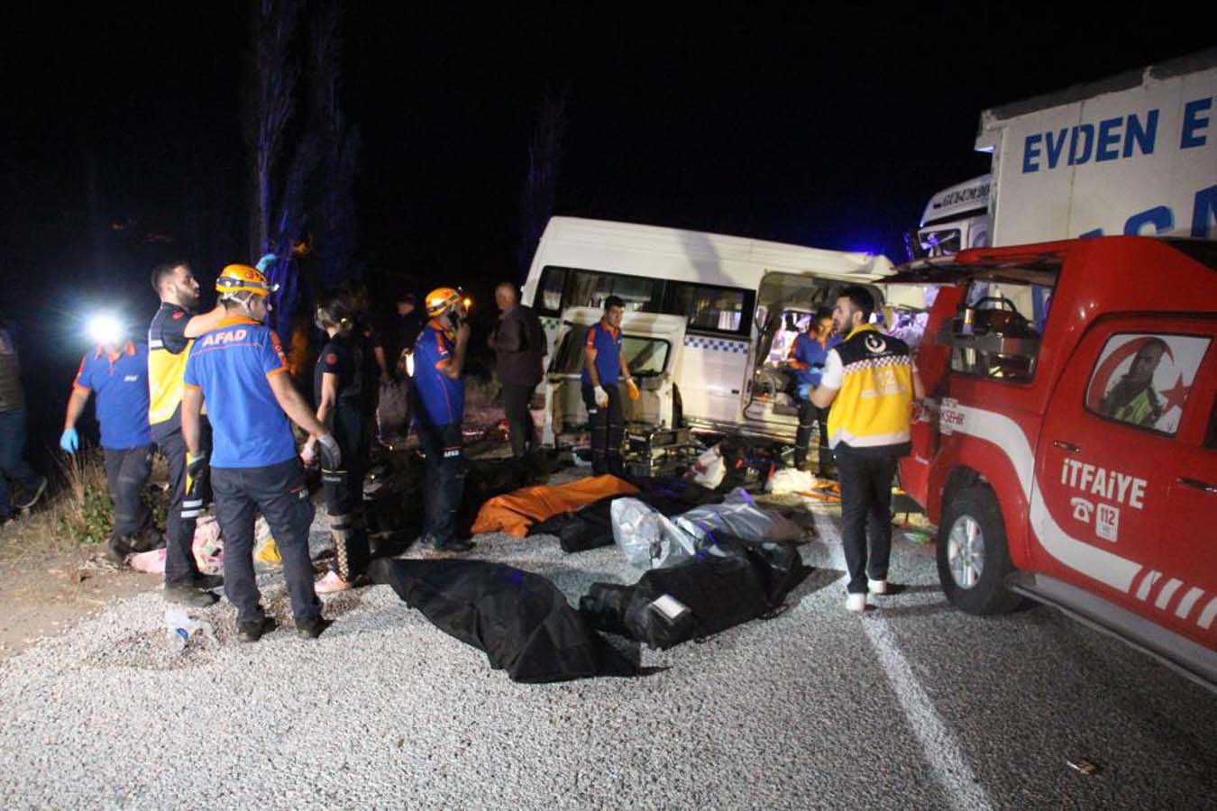 En mutlu günde yürekler yandı! Sivas'ta korkunç kaza: 8 ölü, 9 yaralı!