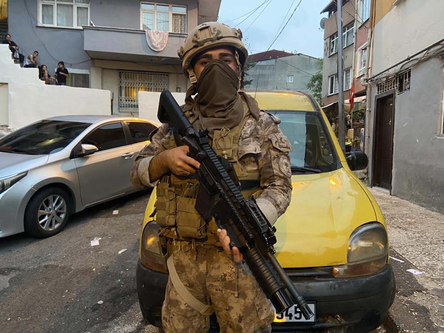 İstanbul'da şafak operasyonu! Çok sayıda kişi gözaltına alındı!