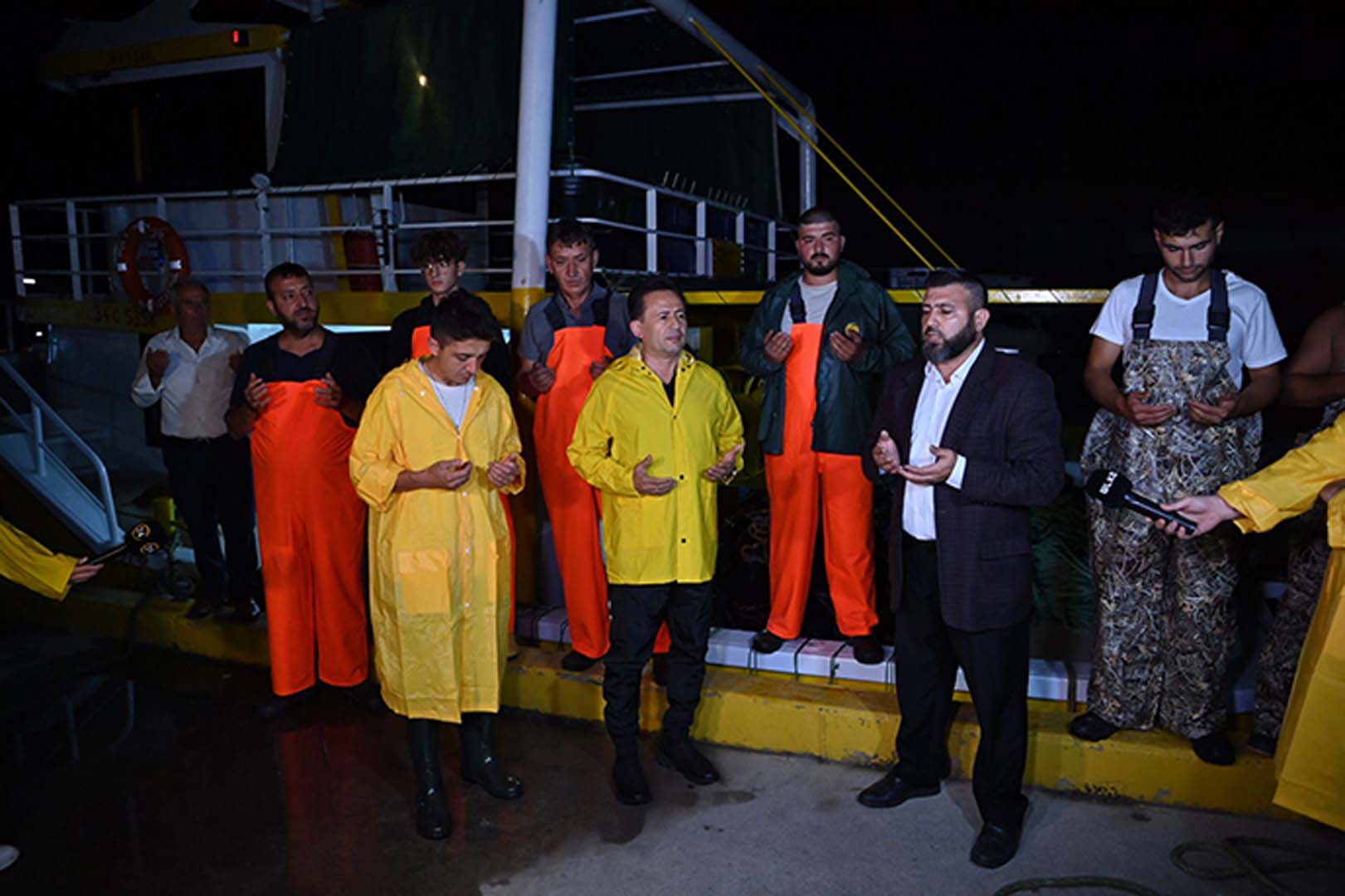 Tuzlalı balıkçılar Vira Bismillah dediler! Tuzla Belediye Başkanı Şadi Yazıcı da ilk heyecana ortak oldu!