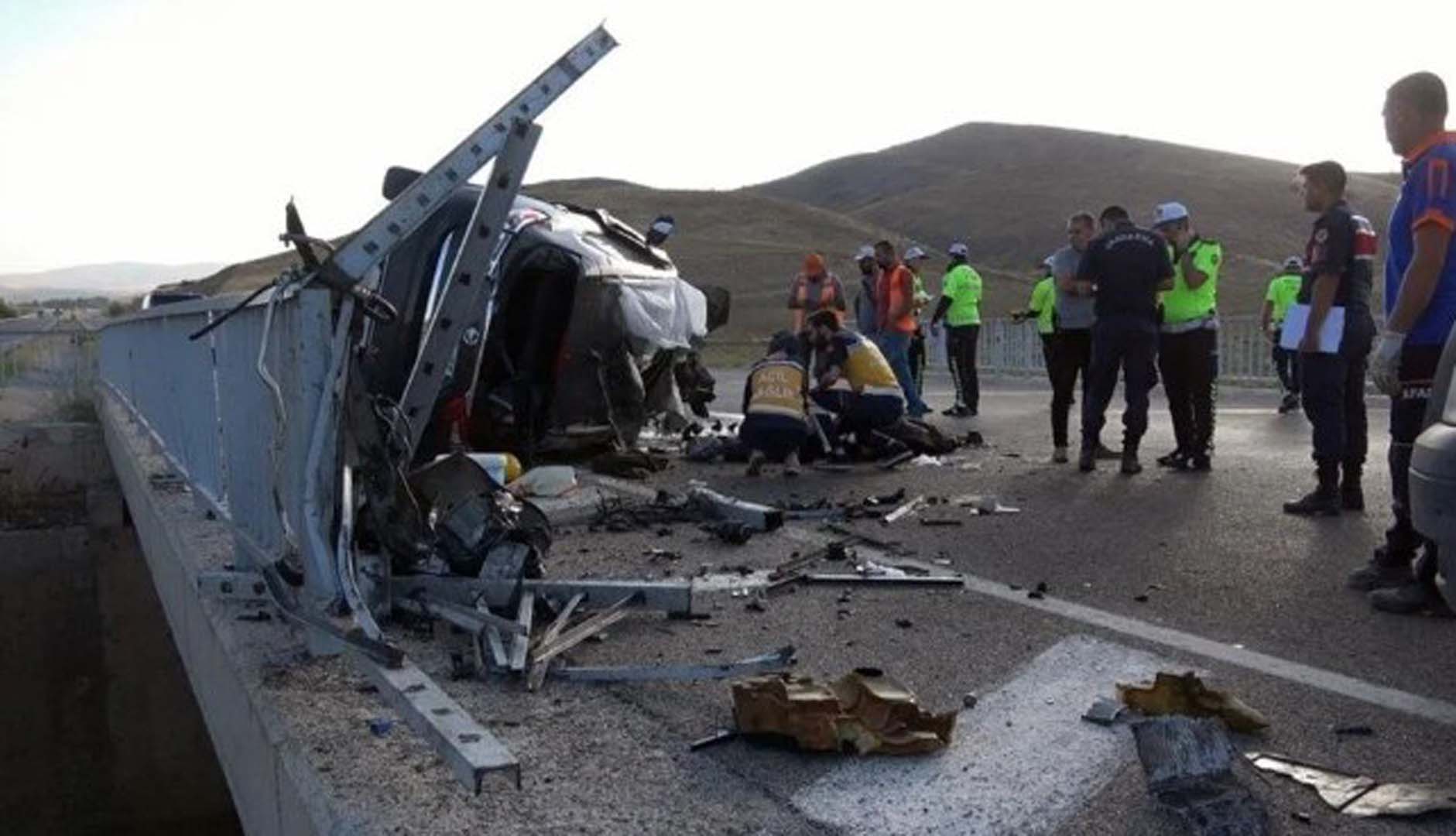 Yozgat'ta yürekleri yakan kaza! Otomobil köprü bariyerine çarptı! 3 ölü, 1 yaralı!